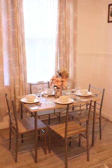 Cozy Family Stay With Free Parking And Wifi Leeds  Exterior foto