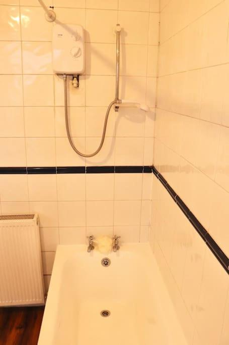 Cozy Family Stay With Free Parking And Wifi Leeds  Exterior foto